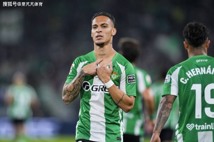 一日英超动向：曼城再具争冠实力，萨拉赫猛批斯洛特引发矛盾